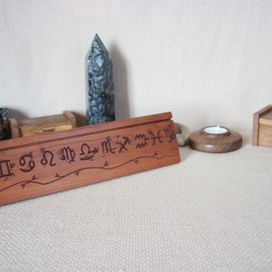 Support pour oracles porte carte illustrées en bois Porte-cartes tarot Tirage tarot Wooden oracle ard holder Tarot card stand