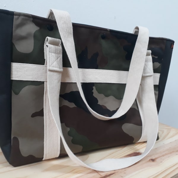 Sac cabas, fourre tout, tote bag camouflage et simili cuir.