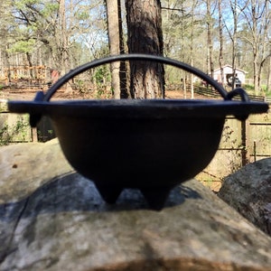 Cast Iron Cauldron with handle