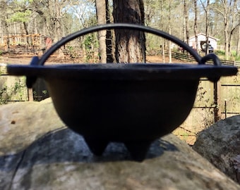 Cast Iron Cauldron with handle