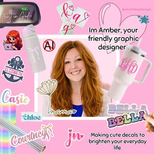 K&ouml;nnte beinhalten: Eine Collage mit einer Person mit langem rotem Haar, einem wei&szlig;en Becher mit rosa Monogramm, einer wei&szlig;en Wasserflasche mit wei&szlig;em Schleifenaufkleber und verschiedenen bunten Textaufklebern mit Namen wie Casie, Chloe, Courtney und Bella auf rosa Grund.