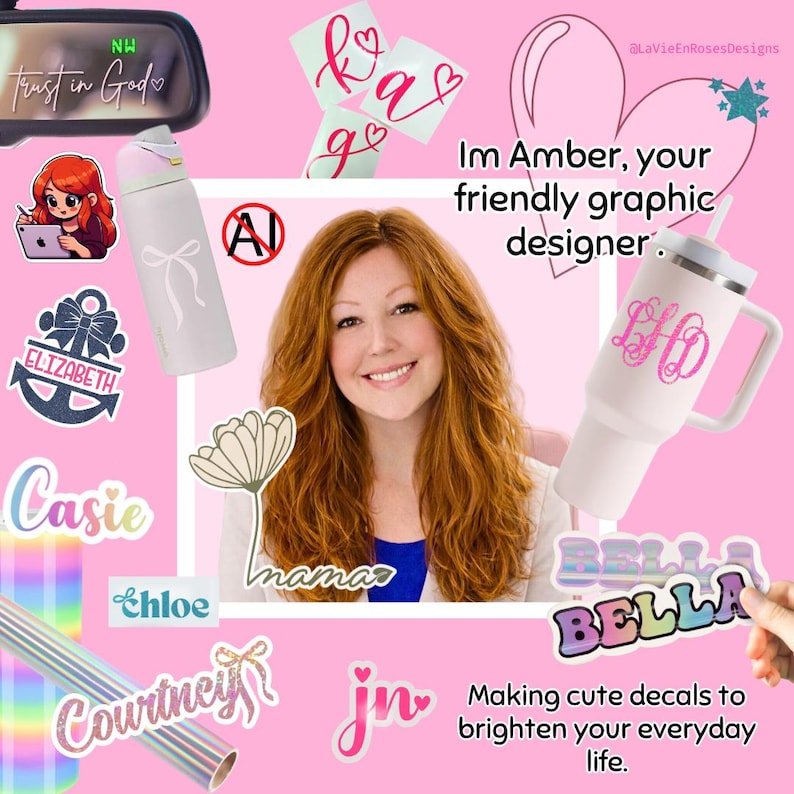 K&ouml;nnte beinhalten: Eine Collage mit einer Person mit langem rotem Haar, einem wei&szlig;en Becher mit rosa Monogramm, einer wei&szlig;en Wasserflasche mit wei&szlig;em Schleifenaufkleber und verschiedenen bunten Textaufklebern mit Namen wie Casie, Chloe, Courtney und Bella auf rosa Grund.
