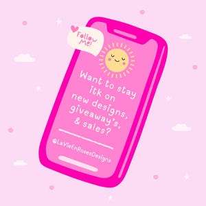 K&ouml;nnte beinhalten: Eine leuchtend pinke Smartphone-Illustration mit einem gelben Sonnen-Icon mit l&auml;chelndem Gesicht. Eine Sprechblase zeigt Follow Me! Der Bildschirm enth&auml;lt den Text: Want to stay itk on new designs, giveaway's, & sales? und den Namen @LaVieEnRosesDesigns.