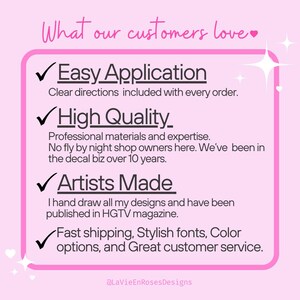 K&ouml;nnte beinhalten: Eine hellrosa Infografik mit dunklem Text unter der &Uuml;berschrift What our customers love. Sie listet Punkte mit H&auml;kchen auf: Easy Application mit Anleitung, High Quality Materialien, handgezeichnete Artists Made Designs und schneller Versand.