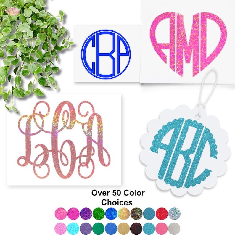 K&ouml;nnte beinhalten: Vier personalisierte Monogramm-Aufkleber in verschiedenen Stilen und Farben. Ein blaues kreisf&ouml;rmiges Monogramm, ein herzf&ouml;rmiges Monogramm mit rosa Glitzer, ein mehrfarbiges Glitzer-Schrift-Monogramm und ein t&uuml;rkisfarbenes, gewelltes Monogramm. Text: Over 50 Color Choices.
