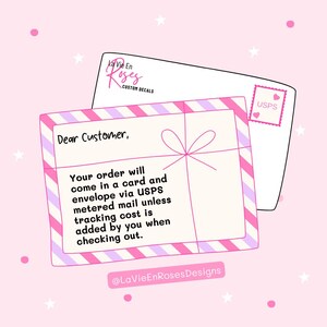 K&ouml;nnte beinhalten: Ein wei&szlig;er Umschlag mit einem rosa-violett gestreiften Rand und einer rosa Schleifengrafik. Der Text lautet: Dear Customer, Your order will come in a card and envelope via USPS metered mail unless tracking cost is added by you when checking out.