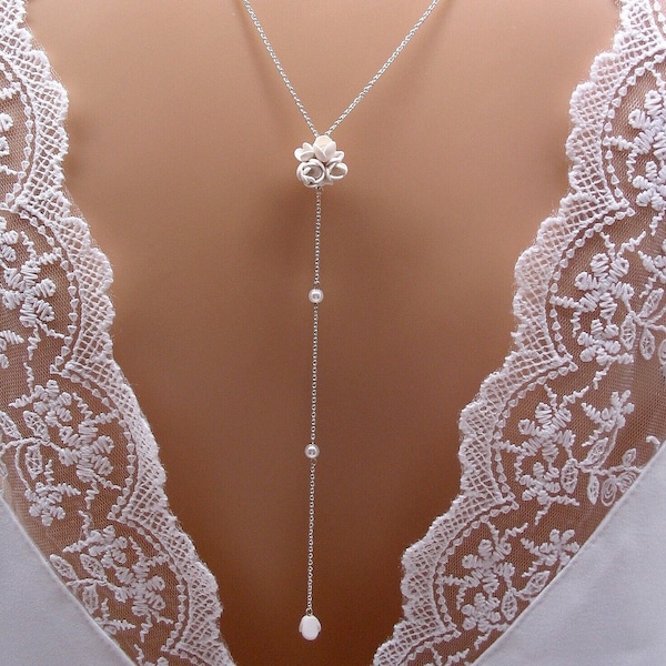 Collier de dos pour mariée, mini fleur argile et perles, collier avec pendentif de dos, bijoux mariage originaux fabriqués en France