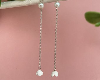 Boucles d'oreilles mariée chaine argentée et mini fleur, bijoux mariage champêtre et bohème, bijoux fabriqués en France