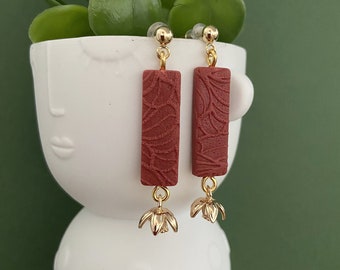 Boucles d'oreilles femme rouge orange Terracotta rectangle et fleur dorée, bijoux fantaisie femme fabriqués en France