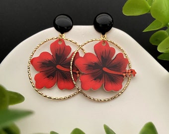 Boucles d'oreilles femme rouge et noires, fleur d'ibiscus et anneaux dorés, bijoux fantaisie rouge et noir fabriqués en France