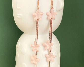 boucles d'oreilles longues mini fleurs rose poudré, chaine doré rose, bijoux fantaisie rose pour femme, mariage, soirée, fabriqués en France