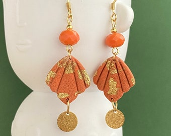 Boucles d'oreilles orange forme coquille touches dorées, bijoux fantaisie orange fabriqués en France, bijoux personnalisables