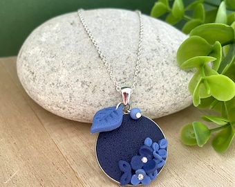 Collier bleu marine, pendentif mini fleurs bleu dégradé, collier fantaisie femme, idée cadeau Noël, anniversaire