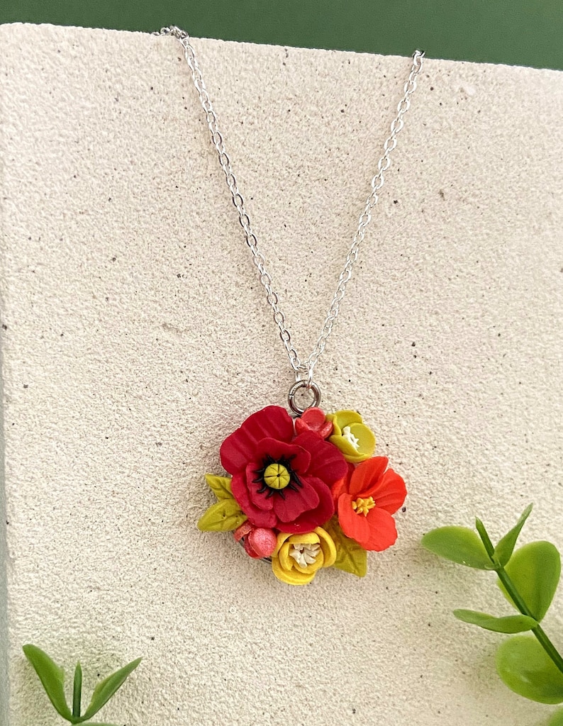 collier chaine et pendentif femme fleurs rouge