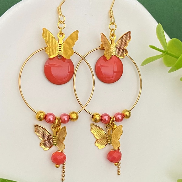 Boucles d'oreilles créoles couleur corail papillons dorés, bijoux fantaisie corail, bijoux à personnaliser et sur mesure