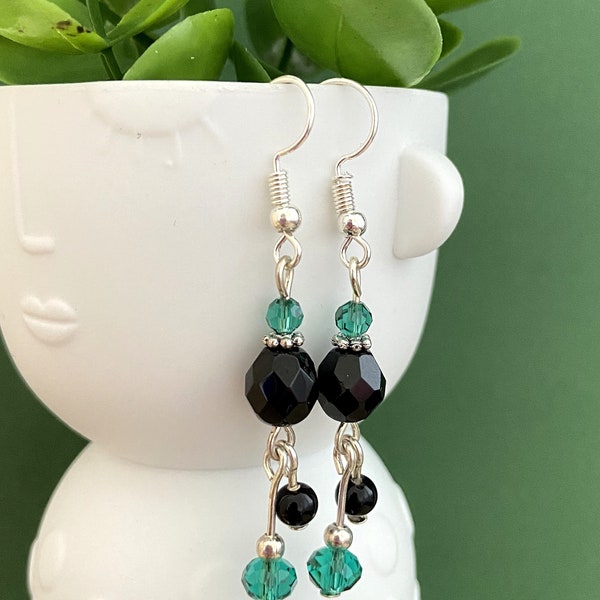 bijoux fantaisie vert, Boucles d'oreilles perles verre et cristal noires et vert emeraude, parure bijoux vert emeraude