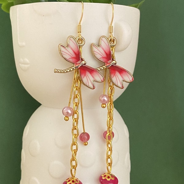 Bijoux fantaisie rose fushia, boucles d'oreilles pendantes dorées avec perles, motif libellule, bijoux fantaisie femme