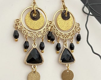 bijoux noir et or, boucles d'oreilles dorées breloques triangle noir, bijoux bohème fabriqués en France