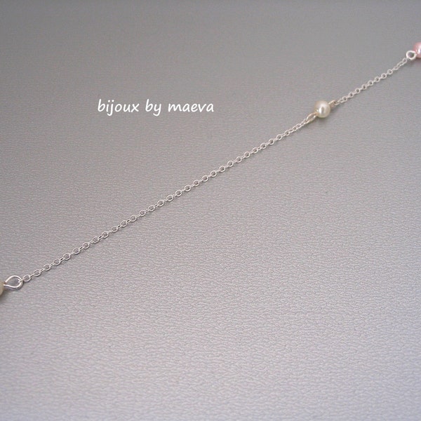 Pendentif, bijou de dos pour collier de mariage, chaîne fine argentée, perles nacrées rose clair poudré, bijoux mariage à personnaliser