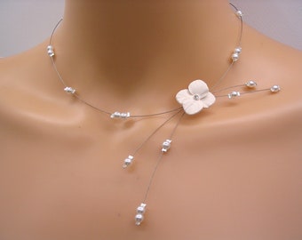 Collier mariée fleur hortensia blanche, collier mariée perles blanches, bijoux mariage fabriqués en France, parure bijoux mariée