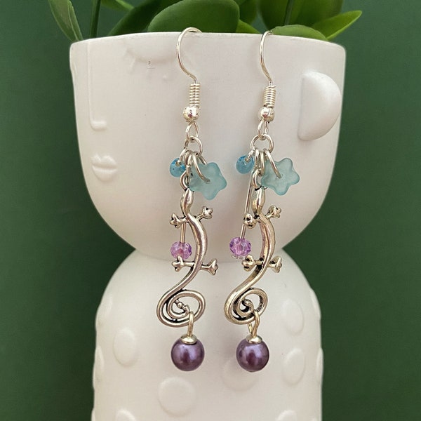 Bijoux fantaisie boucles d'oreilles perles couleur violet et turquoise motif salamandre, boucles d'oreilles couleur violet