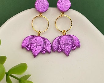 Boucles d'oreilles parme motif fleur de lotus, boucles d'oreilles fantaisies originales fabriquées en France, bijoux parme, lilas, violet