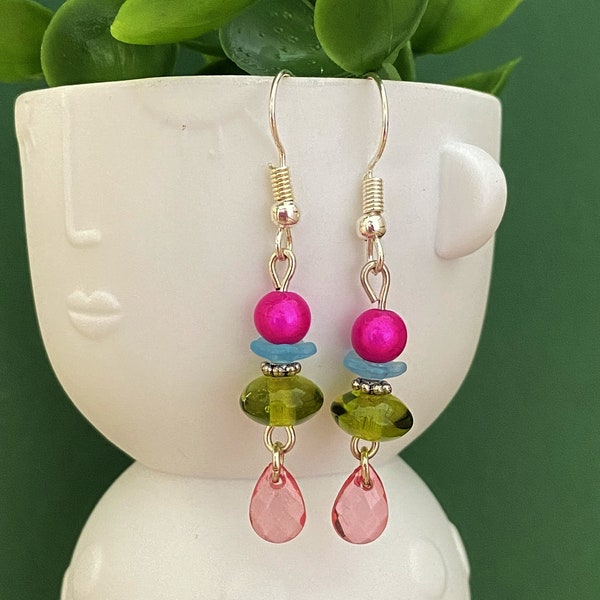 Boucles d'oreilles perles rose fushia turquoise et vert mini gouttes