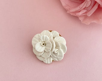 Broche mariage, boutonnière fleur argile ivoire clair, bijoux fabriqués en France