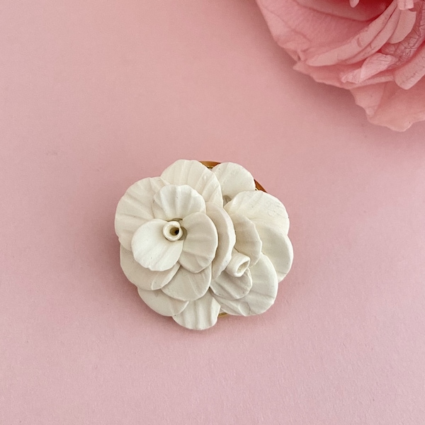 Broche mariage, boutonnière fleur argile ivoire clair, bijoux fabriqués en France