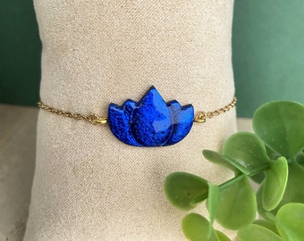 Bracelet bleu roi motif fleur de lotus, bijoux fantaisies originaux fabriqués en France, parure bijoux bleu roi, bleu électrique