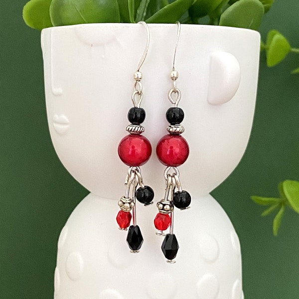 Boucles d'oreilles perles rouge et noires breloques, bijoux fantaisie rouge et noir