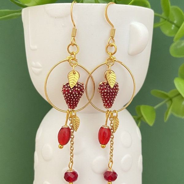 boucles d'oreilles créoles dorées, pendentif fraise, bijoux fantaisie rouge, bijoux fabriqués en France, cadeau femme