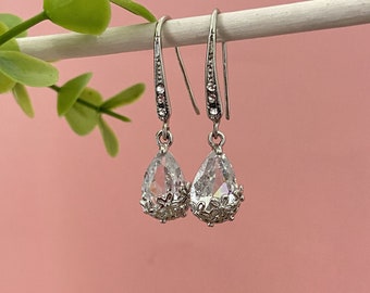 Boucles d'oreilles mariage perle goutte transparente, crochet strass argenté, bijoux mariage chic, accessoire mariage pas cher