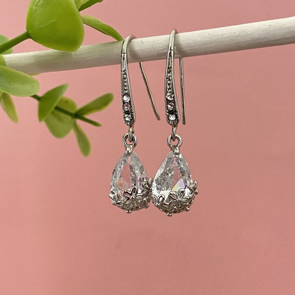 Boucles d'oreilles mariage perle goutte transparente, crochet strass argenté, bijoux mariage chic, accessoire mariage pas cher