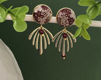 Boucles d'oreilles dorées et bordeaux, clous fleurs séchées, bijoux fantaisie bordeaux originaux fabriqués en France