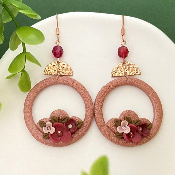 Boucles d'oreilles rose ancien, vieux rose et kaki anneau fleuri, bijoux fantaisies rose fabriqués en France