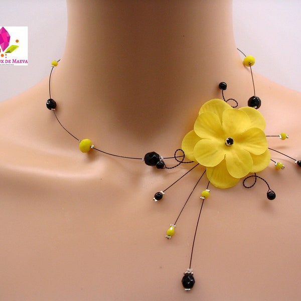 collier fleur jaune perles noires et jaune, bijoux fantaisie jaune, bijoux sur mesure et personnalisables