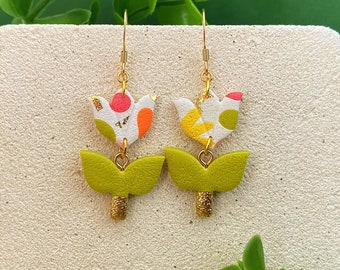 Orecchini con fiori di tulipano bianchi, verdi, arancioni e gialli, gioielli realizzati in Francia, idea regalo di gioielli, orecchini colorati