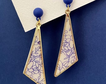 Boucles d'oreilles pendantes trapèze fleurs bleu et clou bleu roi, bijoux créateur originaux, bijoux fabriqués en France