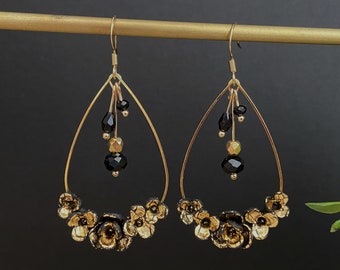 Boucles d'oreilles gouttes dorées fleurs noires jardin doré, bijoux femme noir, bijoux soirée mariage, cérémonie