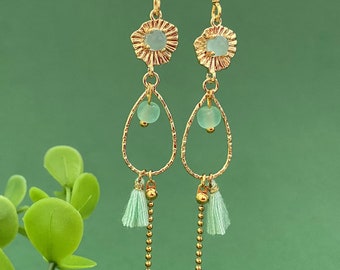 Boucles d'oreilles fantaisies vert clair, vert jade, pendentif et goutte évidée, bijoux fantaisie femme, boucles d'oreilles longues