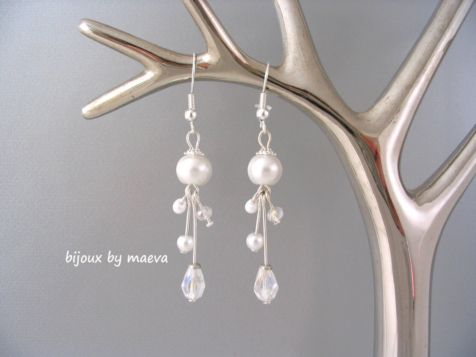 Boucles pendantes perlées - France