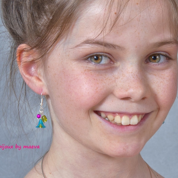 bijoux enfant boucles d'oreilles breloques perles fushia turquoise et vert