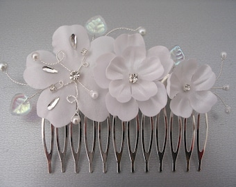 Bijoux mariage, accessoire coiffure mariée, peigne multi fleurs satin blanc, perles et strass, bijoux mariage à personnaliser et sur mesure