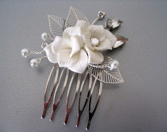 Bijoux cheveux mariage, peigne coiffure mariée fleurs porcelaine blanches et feuilles métal argentées, bijoux mariage faits main