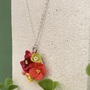 Collier femme chaine et pendentif fleurs rouge, orange et jaune, bijoux fabriqués en France, parure bijoux fleurs image 2