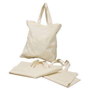 Puede incluir: Tres bolsas de lona beige. Una bolsa est&aacute; de pie, con asas. Dos bolsas adicionales est&aacute;n plegadas, tambi&eacute;n con asas. Las bolsas est&aacute;n hechas de una tela lisa y sin adornos.