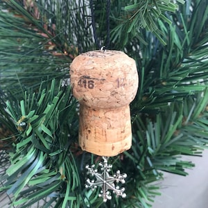 Wine Cork Christmas Ornament / Wine Lover Gift / Snowflake Ornament / Stocking Stuffer / Christmas Tree Ornament / Wine lover Christmas