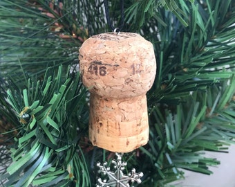 Wine Cork Christmas Ornament / Wine Lover Gift / Snowflake Ornament / Stocking Stuffer / Christmas Tree Ornament / Wine lover Christmas