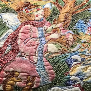 Puede incluir: Un panel de tela bordado colorido que representa a una mujer con una corona de flores sosteniendo un cervatillo. La mujer lleva una chaqueta rosa y una bufanda roja. El fondo es un exuberante bosque verde con flores y pájaros.